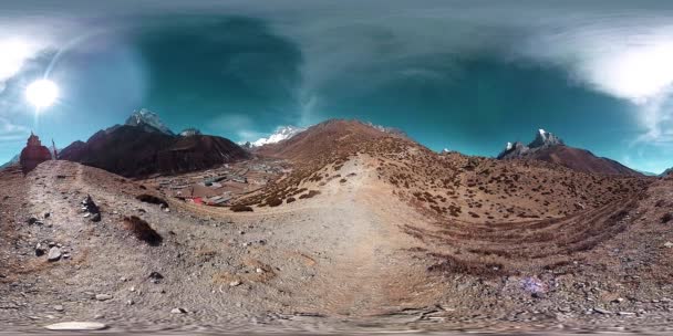 4K VR da aldeia de Dingboche e Pheriche, no Nepal, ponto básico da pista de acampamento base do Everest. EBC. Estupa budista na montanha. — Vídeo de Stock