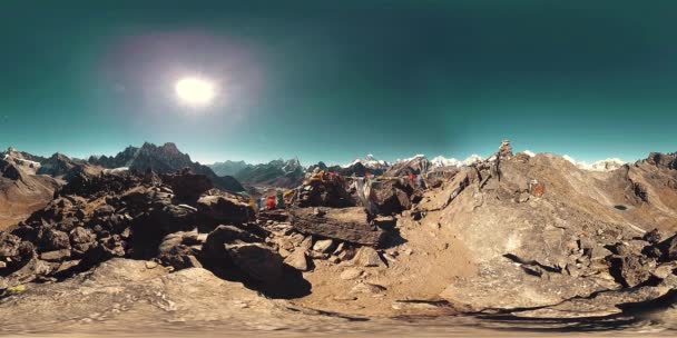 360 VR Gokyo Ri Bergspitze. Tibetische buddhistische Gebetsfahne. Wilde Himalaya-Hochgebirgsnatur und Bergtal. Felsige Hänge mit Eis bedeckt. — Stockvideo