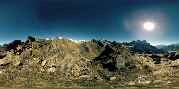 360 VR Gokyo Ri bergstopp. Tibetansk bönebuddhistisk flagga. Wild Himalaya hög höjd natur och berg dal. Klippiga sluttningar täckta med is. — Stockvideo
