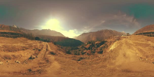 LUKLA, NEPAL - 1 DICIEMBRE 2017: 360 VR Aeronaves de Katmandú llegan al aeropuerto. Himalaya salvaje naturaleza de gran altitud y valle del monte. Pendientes rocosas cubiertas de árboles. — Vídeos de Stock