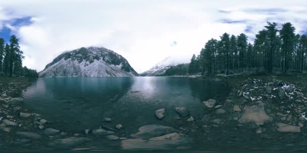 Časová prodleva horského jezera 360 vr v zimním čase. Divoká příroda a horské údolí. Zelený les borovic a rychlé mraky na obloze. — Stock video