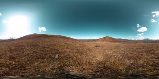 360 Vr horské louky čas uplynout v létě nebo na podzim. Divoká nekonečná příroda a venkovské pole. Sluneční paprsky nad zelenou trávou. — Stock video