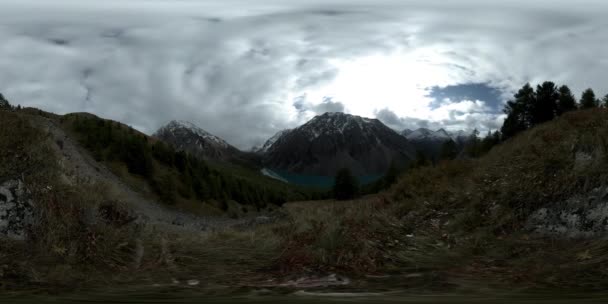 El lapso de tiempo del lago de montaña 360 vr en el tiempo de invierno. Naturaleza salvaje y valle del monte. Bosque verde de pinos y nubes rápidas en el cielo . — Vídeo de stock
