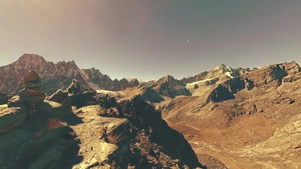 Gokyo Ri bergtop. Tibetaans gebed Boeddhistische vlag. Wild Himalaya 's hoge hoogte natuur en berg vallei. Rotsachtige hellingen bedekt met ijs. Panorama beweging. 180 graden — Stockvideo