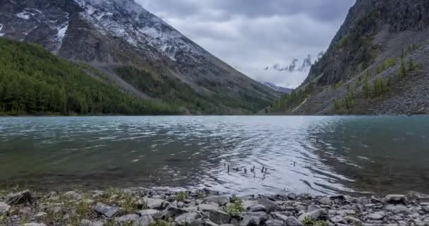 Montanha lago timelapse na hora de verão ou outono. Natureza selvagem e monte vale rural. Floresta verde de pinheiros e nuvens rápidas no céu. Motorizado dolly movimento deslizante — Vídeo de Stock