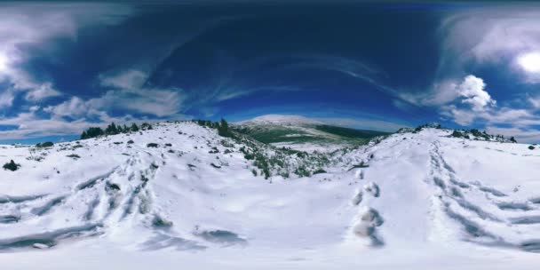 UHD 4K 360 VR de sommet de montage enneigé. La lumière du soleil sur le pic et le paysage de glace. Rochers gelés hiver — Video