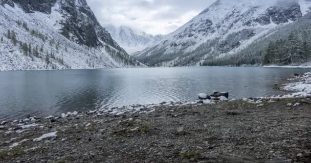 Nieve montaña lago timelapse en el tiempo de otoño. Naturaleza salvaje y valle montañoso rural. Bosque verde de pinos y nubes dramáticas en el cielo. Movimiento deslizante de dolly motorizado — Vídeos de Stock