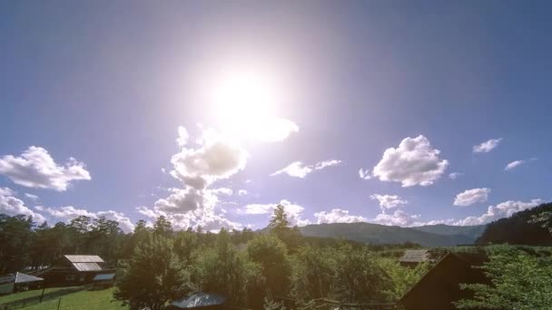 Horská vesnice čas vypršel v létě nebo na podzim. Divoká asijská příroda a venkovské pole. — Stock video