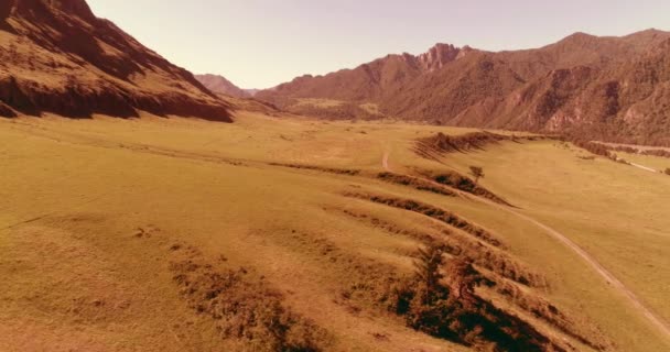 Luftlinie ländliche Bergstraße und Wiese an einem sonnigen Sommermorgen. Asphaltstraße und Fluss. — Stockvideo