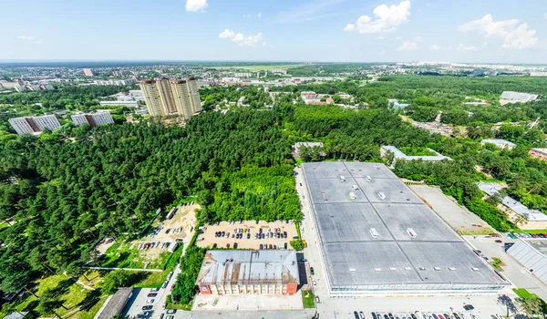 Widok z lotu ptaka na skrzyżowanie dróg i dróg, domy, budynki, parki i parkingi. Słoneczny letni panoramiczny obraz — Zdjęcie stockowe