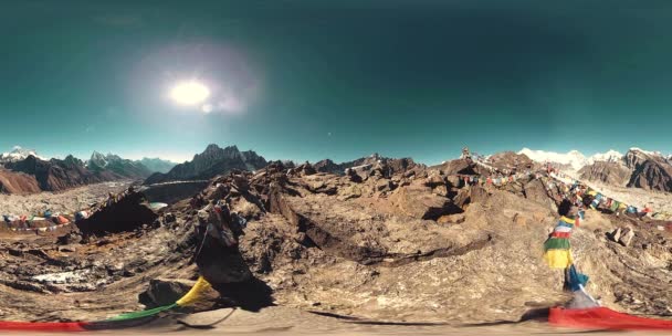 360 VR Gokyo Ri topo da montanha. Oração tibetana bandeira budista. Himalaias selvagens natureza de alta altitude e monte vale. Encostas rochosas cobertas de gelo. — Vídeo de Stock