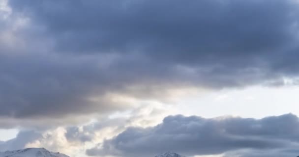 Timelapse de nuages épiques à la medow de montagne à l'automne. Nature sauvage sans fin avec ciel orageux de neige. Mouvement rapide — Video