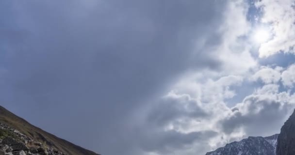 Timelapse de nubes épicas en valle de montaña en verano u otoño. Naturaleza salvaje sin fin y cielo de tormenta de nieve. Rayos de sol sobre nieve cumbre — Vídeos de Stock