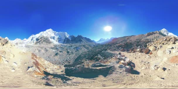 Khumbu Buzulu 'ndaki Everest Üssü' nün 360. Khumbu Vadisi, Sagarmatha Ulusal Parkı, Himalayalar 'ın Nepal' i. Gorak Shep yakınlarındaki EBC rotası. — Stok video
