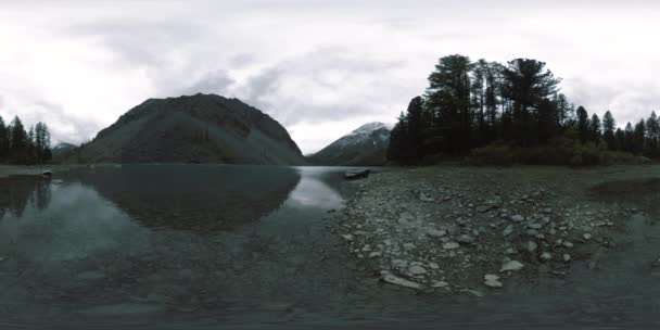 Jezioro górskie 360 vr w okresie letnim lub jesiennym. Dzika przyroda i wiejska dolina. Zielony las sosen i szybkie chmury na niebie. — Wideo stockowe