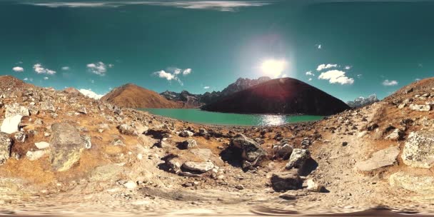 VR Lago de montaña Gokyo Ri en la temporada de invierno. Himalaya salvaje naturaleza de gran altitud y valle del monte. Pendientes rocosas cubiertas de hielo. — Vídeo de stock
