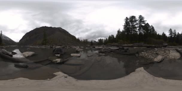 Mountain lake 360 vr at the summer or autumn time. Wild nature and rural mount valley. Green forest of pine trees and fast clouds on sky. — Stock Video