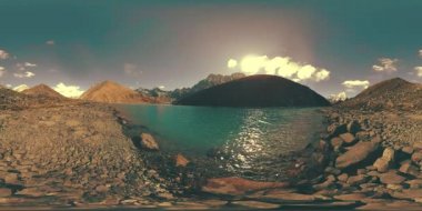 Kış mevsiminde VR Gokyo Ri Dağı Gölü. Vahşi Himalayalar yüksek irtifa doğa ve dağ vadisi. Kayalık yamaçlar buzla kaplı.