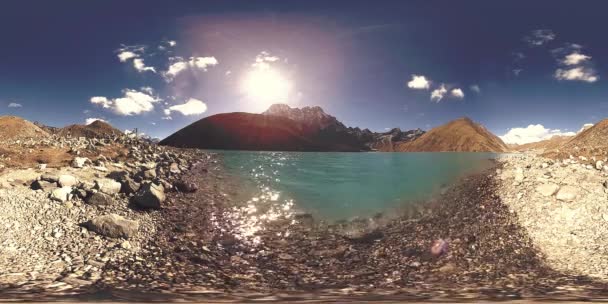 VR Gokyo Ri bergmeer in het winterseizoen. Wild Himalaya 's hoge hoogte natuur en berg vallei. Rotsachtige hellingen bedekt met ijs. — Stockvideo