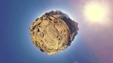 360 VR Gokyo Ri dağ tepesi. Tibet Budist bayrağı. Vahşi Himalayalar yüksek irtifa doğa ve dağ vadisi. Buzla kaplı kayalık yamaçlar. Küçük gezegen dönüşümü.