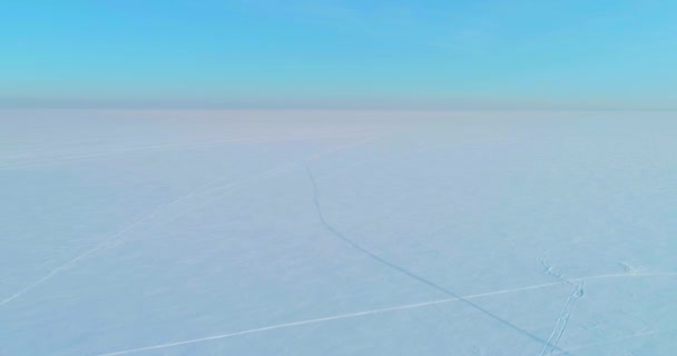 Légi kilátás hideg téli táj sarkvidéki területen, fák borított fagy hó, jég folyó és napsugarak horizonton. Extrém alacsony hőmérsékletű időjárás. — Stock videók