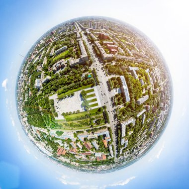 Yolları, evleri ve binaları olan havacılık şehri manzarası.