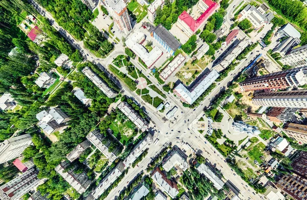 交差点や道路、住宅、建物、公園や駐車場と空中都市の景色。晴れた夏のパノラマ画像 — ストック写真