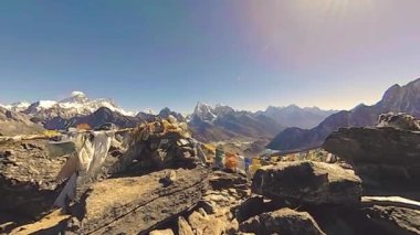 360 VR Gokyo Ri dağ tepesi. Tibet Budist bayrağı. Vahşi Himalayalar yüksek irtifa doğa ve dağ vadisi. Buzla kaplı kayalık yamaçlar. Panorama hareketi