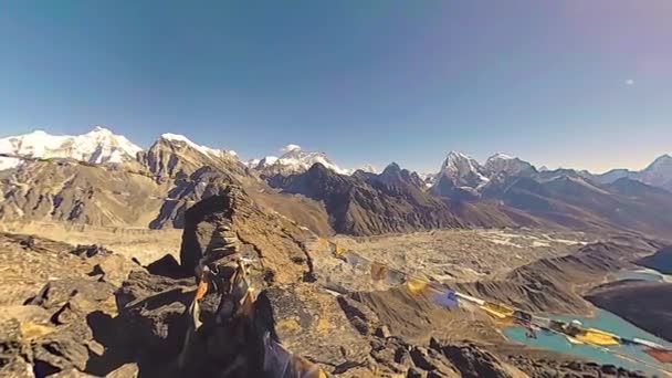 360 VR Gokyo Ri Bergspitze. Tibetische buddhistische Gebetsfahne. Wilde Himalaya-Hochgebirgsnatur und Bergtal. Felsige Hänge mit Eis bedeckt. Panorama-Bewegung — Stockvideo