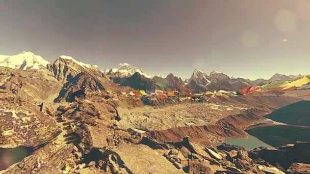 360 VR Gokyo Ri hegytető. Tibeti ima buddhista zászló. Vad Himalája, magaslati természet és hegyi völgy. Jéggel borított sziklás lejtők. Panoráma mozgás — Stock videók