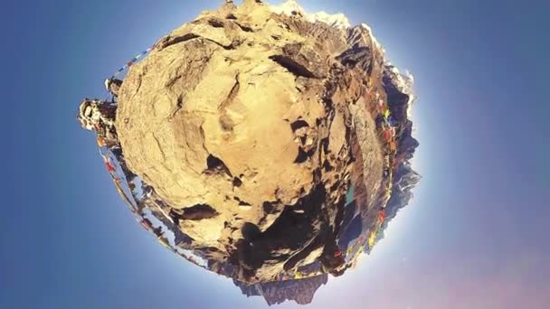 360 VR Gokyo Ri mountain top. Tibetan prayer Buddhist flag. Wild Himalayas high altitude nature and mount valley. Rocky slopes covered with ice. Tiny planet transformation. — Stock Video