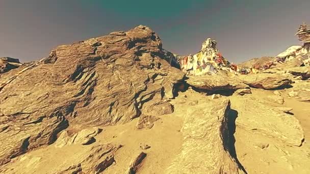 360 VR Gokyo Ri szczyt góry. Tybetańska flaga buddyjska. Dzikie Himalaje na dużej wysokości przyrody i Mount Valley. Skaliste zbocza pokryte lodem. Ruch panoramiczny — Wideo stockowe