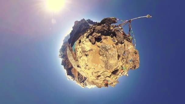 360 VR Gokyo Ri topo da montanha. Oração tibetana bandeira budista. Himalaias selvagens natureza de alta altitude e monte vale. Encostas rochosas cobertas de gelo. Pequena transformação do planeta. — Vídeo de Stock