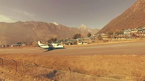 LUKLA, NEPAL - 1 DECEMBER 2017: Vliegtuigen uit Kathmandu arriveren op de luchthaven. Wild Himalaya 's hoge hoogte natuur en berg vallei. Rotsachtige hellingen bedekt met bomen. — Stockvideo