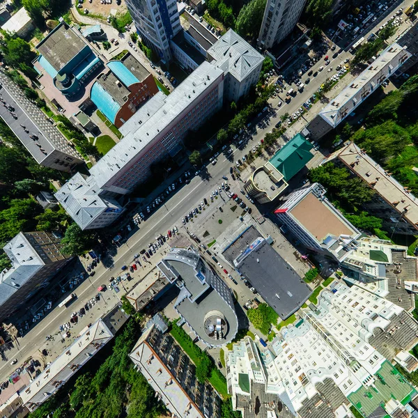 Kesişen yollar ve yollar olan havacılık şehri manzarası, binalar. Helikopter vuruldu. Panoramik resim. — Stok fotoğraf