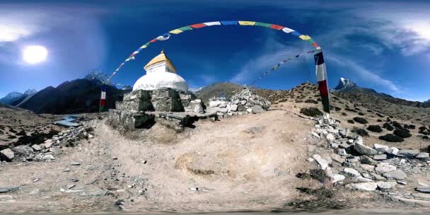 4K VR da aldeia de Dingboche e Pheriche, no Nepal, ponto básico da pista de acampamento base do Everest. EBC. Estupa budista na montanha. — Vídeo de Stock