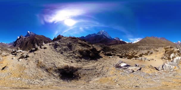 4K VR de Dingboche y la aldea de Pheriche en Nepal, punto básico de pista de campamento base everest. EBC. Estupa budista en la montaña. — Vídeo de stock