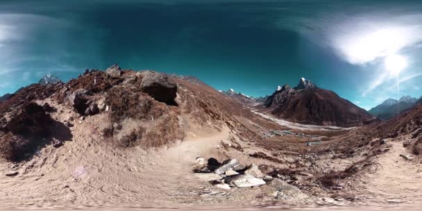 4K VR av Dingboche och Pheriche byn i Nepal, grundläggande punkt för everest baslägret spår. EBC. Buddhistiska dumheter på berget. — Stockvideo