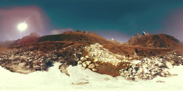 4K VR van Dingboche en Pheriche dorp in Nepal, basispunt van de zwaarste basiskamp track. Bloedbeeld. Boeddhistische stoepa op de berg. — Stockvideo