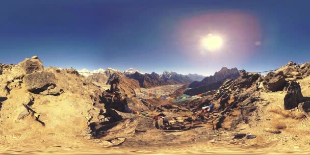 360 VR Gokyo Ri szczyt góry. Tybetańska flaga buddyjska. Dzikie Himalaje na dużej wysokości przyrody i Mount Valley. Skaliste zbocza pokryte lodem. — Wideo stockowe