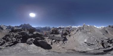 360 VR Gokyo Ri dağ tepesi. Tibet Budist bayrağı. Vahşi Himalayalar yüksek irtifa doğa ve dağ vadisi. Kayalık yamaçlar buzla kaplı.