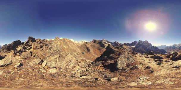 360 VR Gokyo Ri dağ tepesi. Tibet Budist bayrağı. Vahşi Himalayalar yüksek irtifa doğa ve dağ vadisi. Kayalık yamaçlar buzla kaplı. — Stok video
