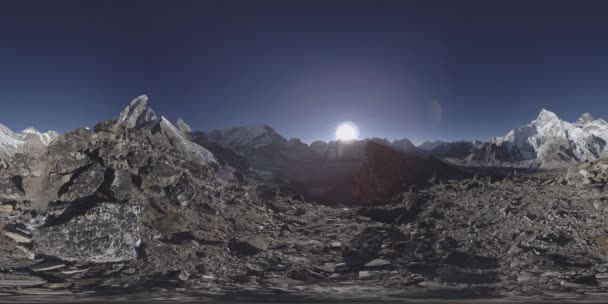 Uhd 4k 360 Vr zlatého západu slunce Mount Everest. Sluneční svit na vrcholu — Stock video