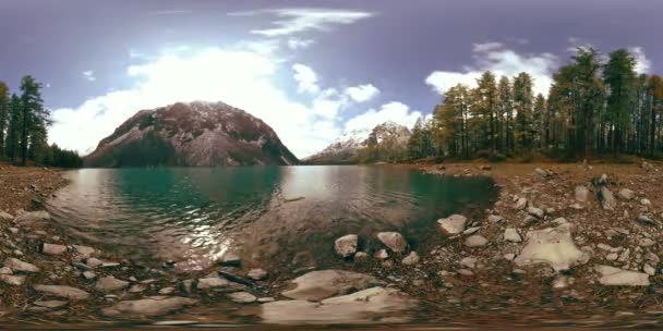 El lapso de tiempo del lago de montaña 360 vr en el tiempo de invierno. Naturaleza salvaje y valle del monte. Bosque verde de pinos y nubes rápidas en el cielo . — Vídeo de stock