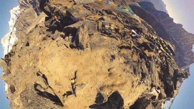 360 VR Gokyo Ri dağ tepesi. Tibet Budist bayrağı. Vahşi Himalayalar yüksek irtifa doğa ve dağ vadisi. Buzla kaplı kayalık yamaçlar. Küçük gezegen dönüşümü.