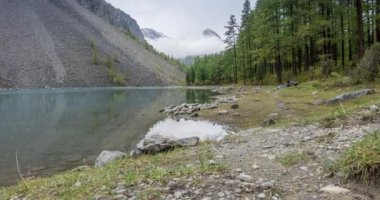 Dağ Gölü 'nün zamanı yaz ya da sonbahar zamanlarında geçiyor. Vahşi doğa ve kırsal dağ vadisi. Çam ağaçlarından oluşan yeşil orman ve gökyüzünde hızlı bulutlar. Motorlu doli kaydırma hareketi