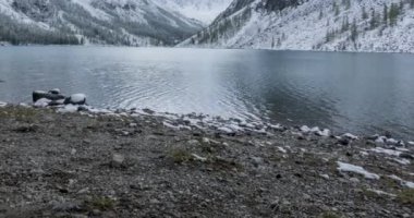 Kar Dağı Gölü 'nün zamanı sonbaharda doluyor. Vahşi doğa ve kırsal dağ vadisi. Çam ağaçlarından oluşan yeşil orman ve gökyüzünde dramatik bulutlar. Motorlu doli kaydırma hareketi