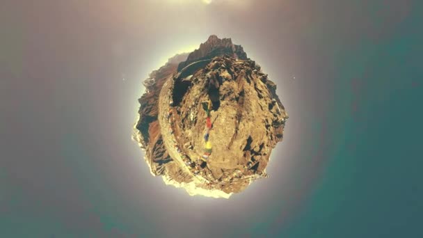 Gokyo Ri Berggipfel. Tibetische buddhistische Gebetsfahne. Wilde Himalaya-Hochgebirgsnatur und Bergtal. Felsige Hänge mit Eis bedeckt. Winzige Planeten-Transformation — Stockvideo