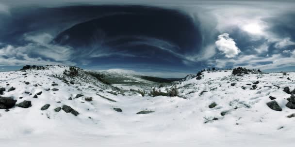 UHD 4K 360 VR de sommet de montage enneigé. La lumière du soleil sur le pic et le paysage de glace. Rochers gelés hiver — Video