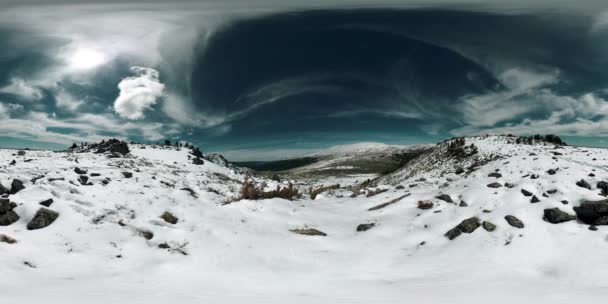 UHD 4K 360 VR de sommet de montage enneigé. La lumière du soleil sur le pic et le paysage de glace. Rochers gelés hiver — Video